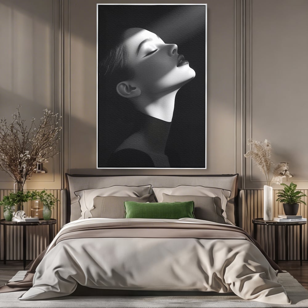 Tablou canvas cu tablou canvas portret alb-negru femeie, in rama de aluminiu argintiu, pe perete intr-un dormitor